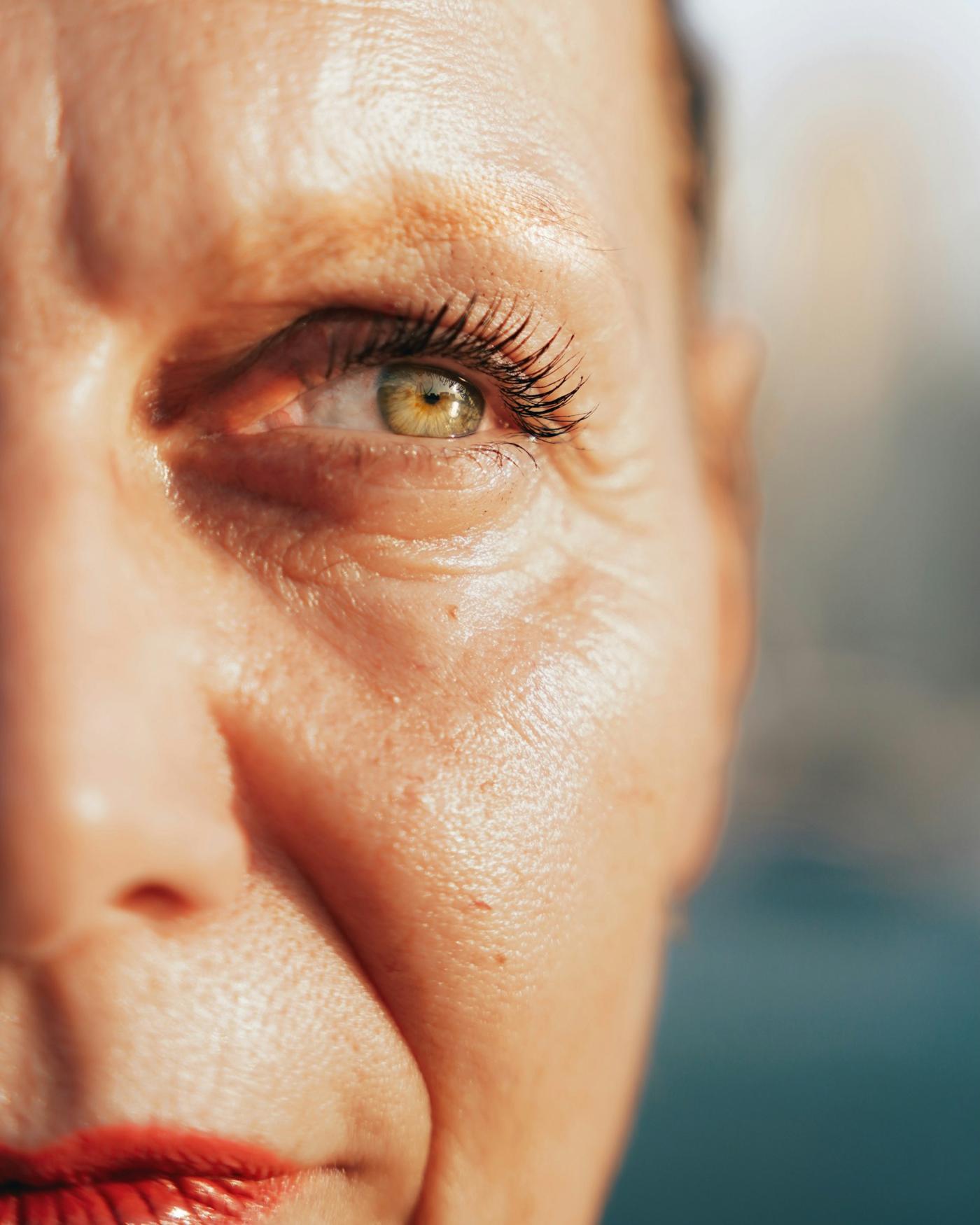 Close-up van een oog met fijne lijntjes in warm licht
